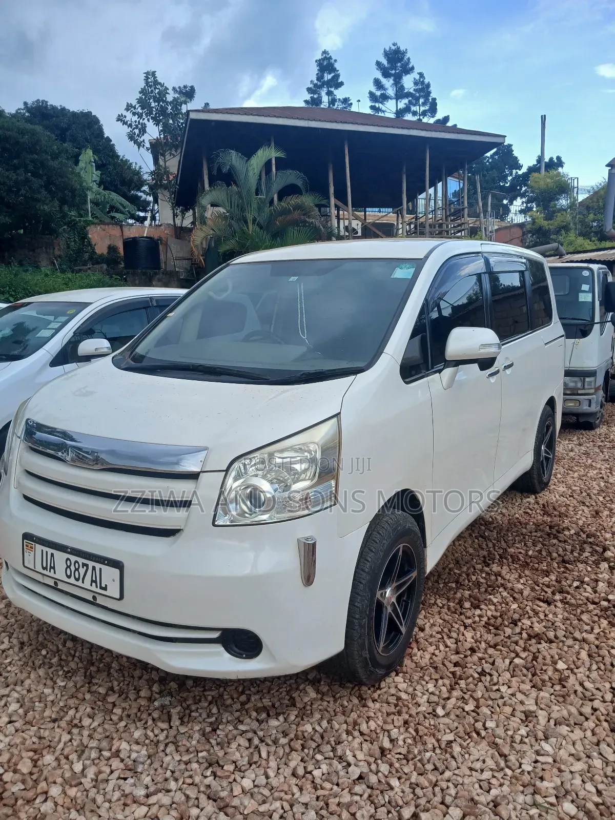 Toyota Noah 2.0 158hp FWD (8 Seater) 2009 White