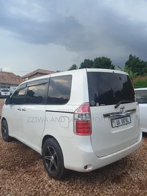 Toyota Noah 2.0 158hp FWD (8 Seater) 2009 White