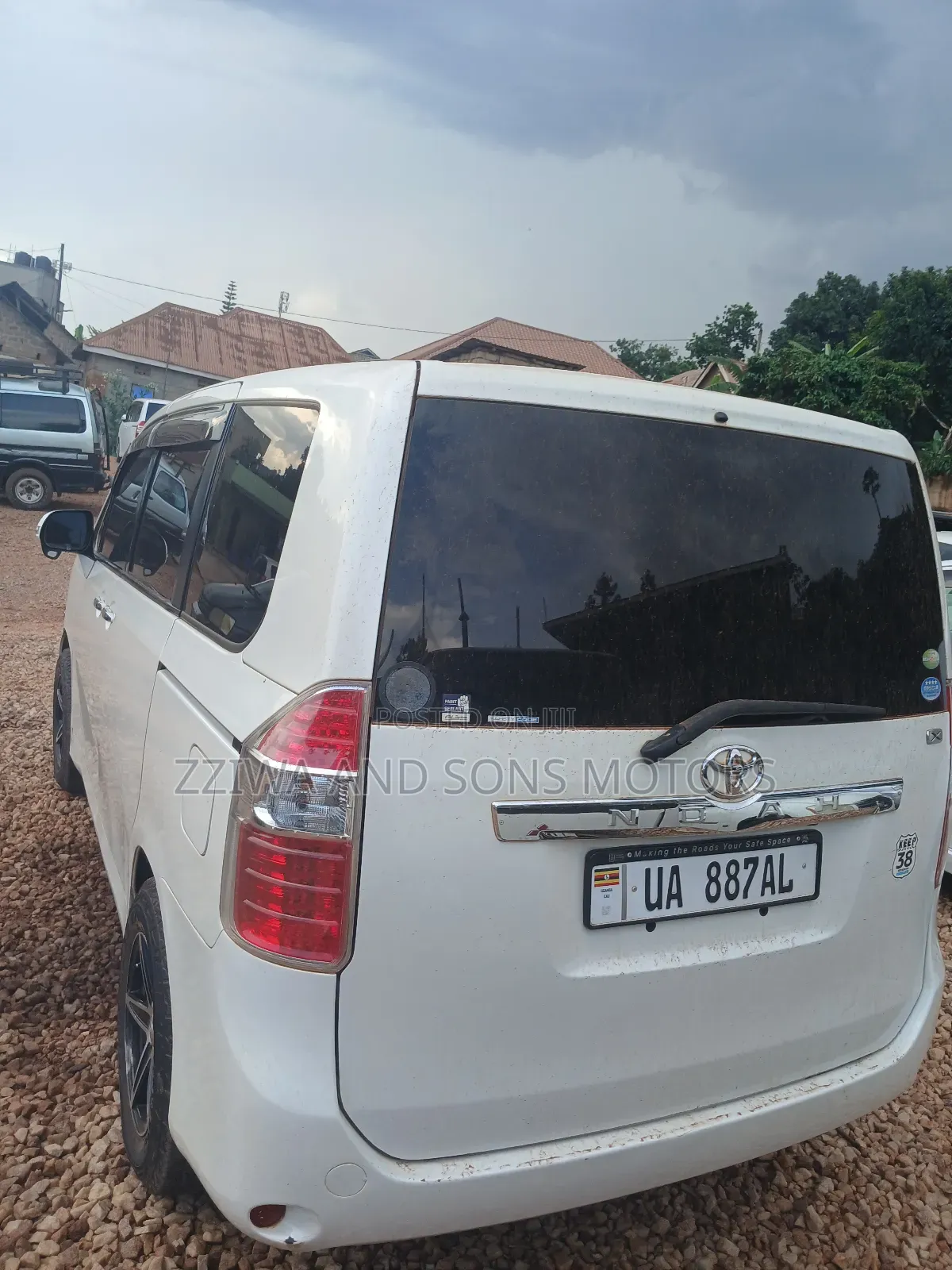 Toyota Noah 2.0 158hp FWD (8 Seater) 2009 White