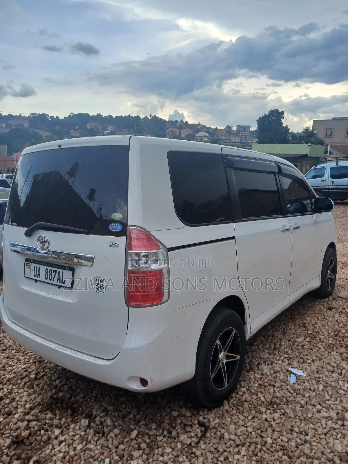 Toyota Noah 2.0 158hp FWD (8 Seater) 2009 White