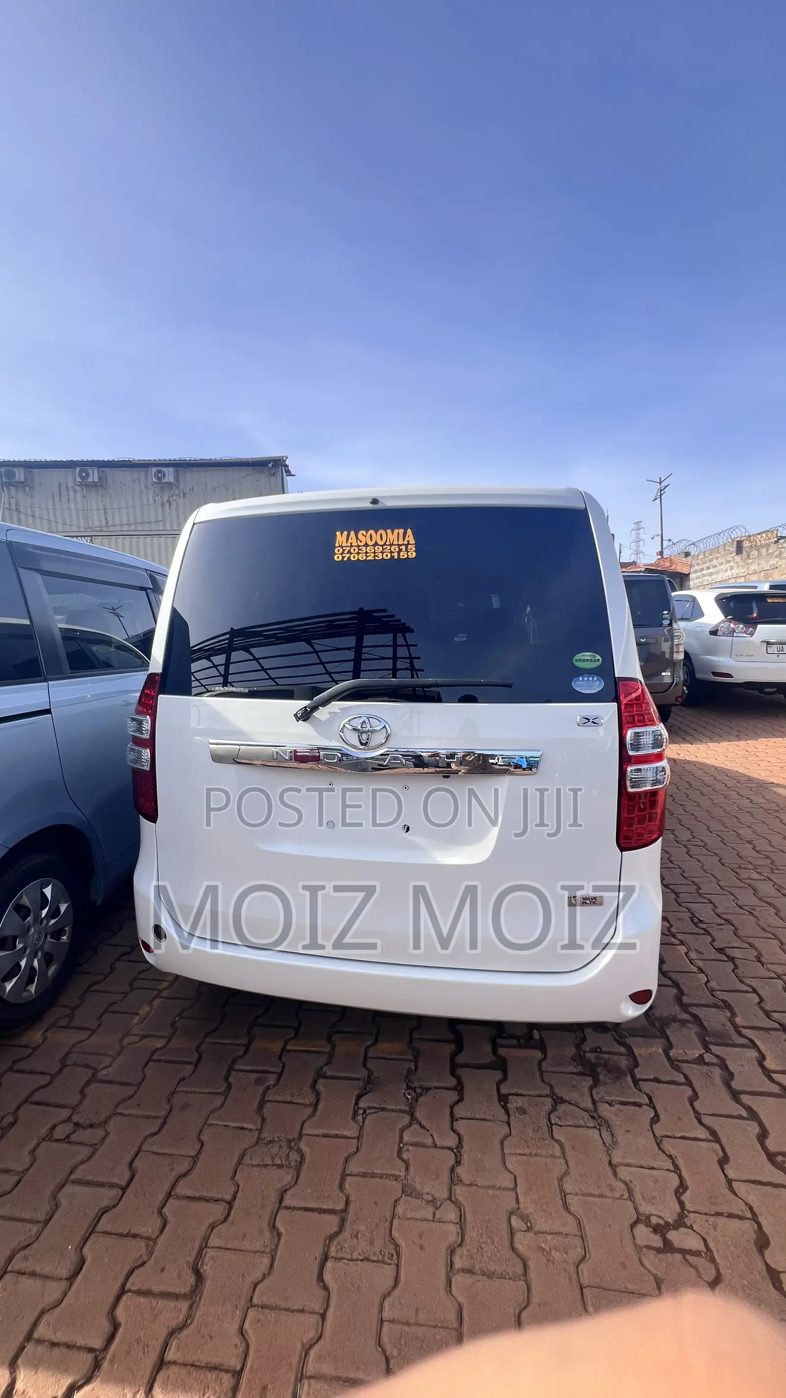 Toyota Noah 2.0 143hp AWD (8 Seater) 2011 White