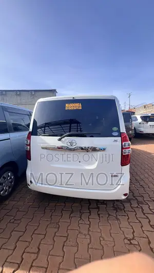Toyota Noah 2.0 143hp AWD (8 Seater) 2011 White