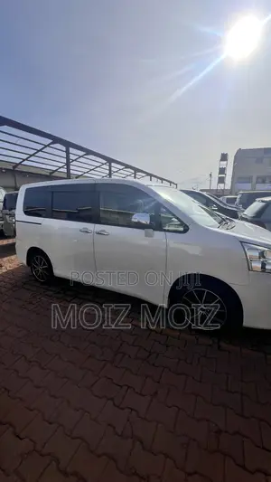 Toyota Noah 2.0 143hp AWD (8 Seater) 2011 White