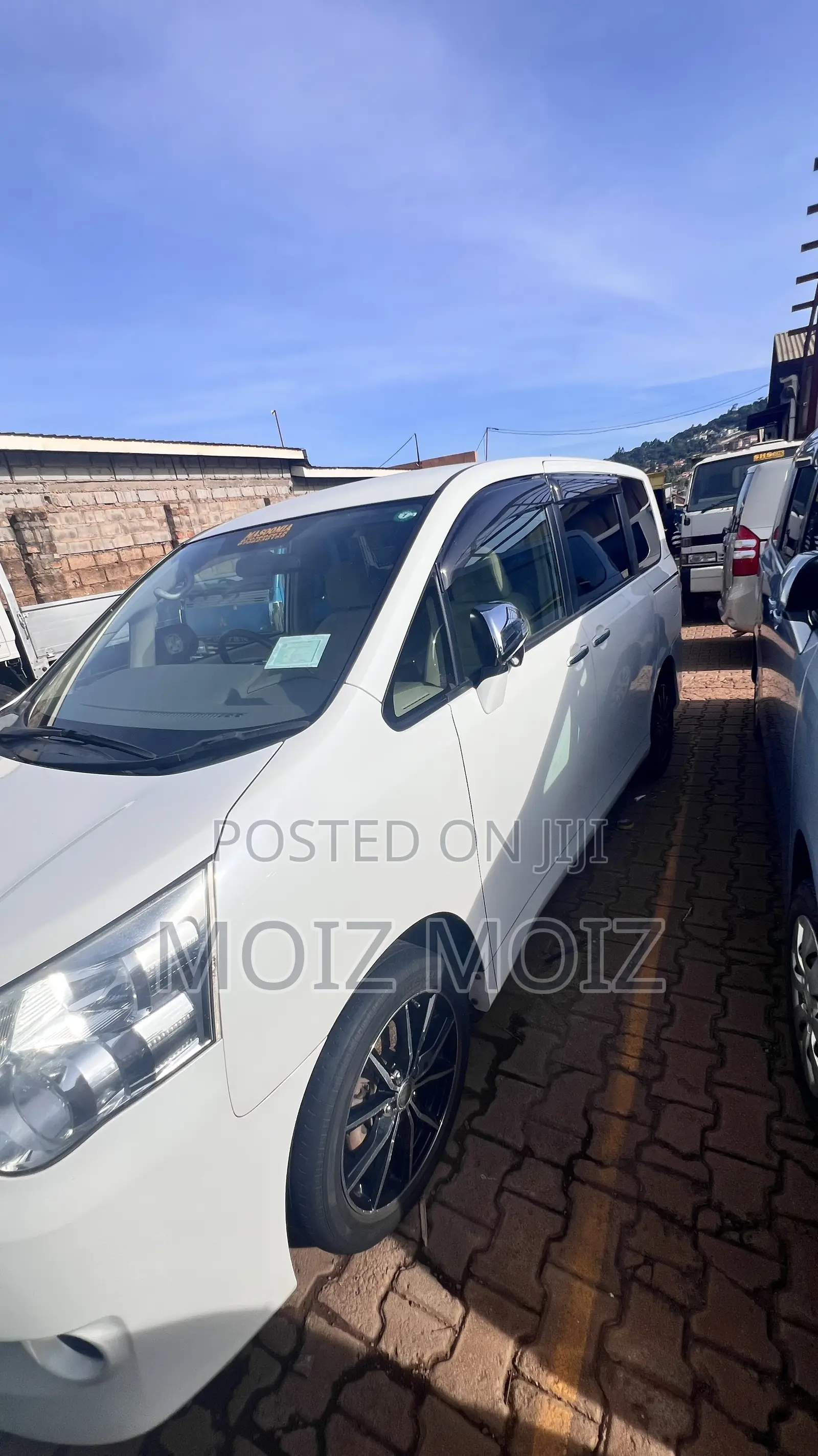 Toyota Noah 2.0 143hp AWD (8 Seater) 2011 White