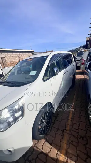 Toyota Noah 2.0 143hp AWD (8 Seater) 2011 White