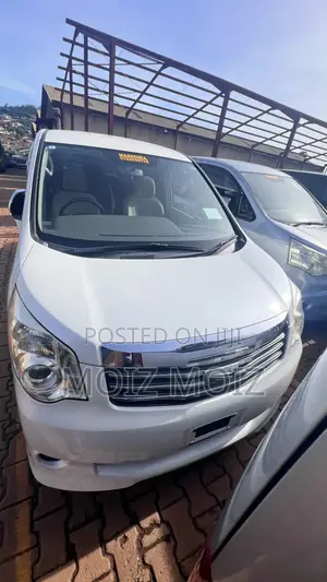 Toyota Noah 2.0 143hp AWD (8 Seater) 2011 White