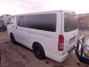 Toyota Quantum 2000 White