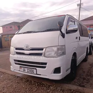 Toyota Quantum 2000 White