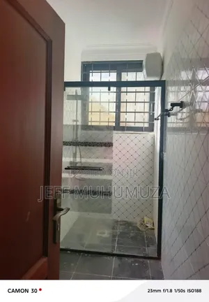 3bdrm Apartment in Bukasa, Makindye for sale