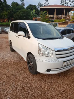 Toyota Noah 2.0 158hp FWD (8 Seater) 2013 White