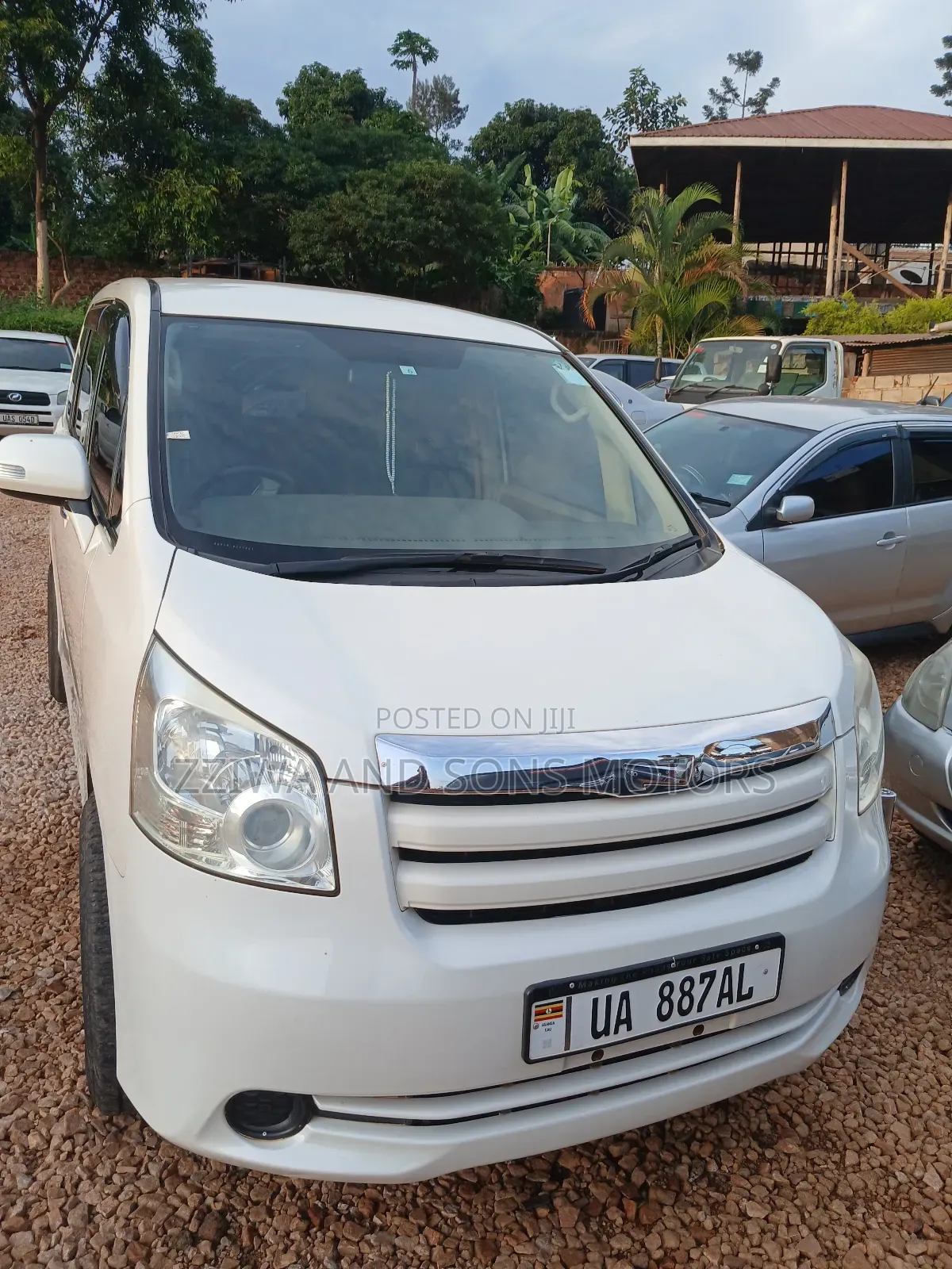 Toyota Noah 2.0 158hp FWD (8 Seater) 2013 White