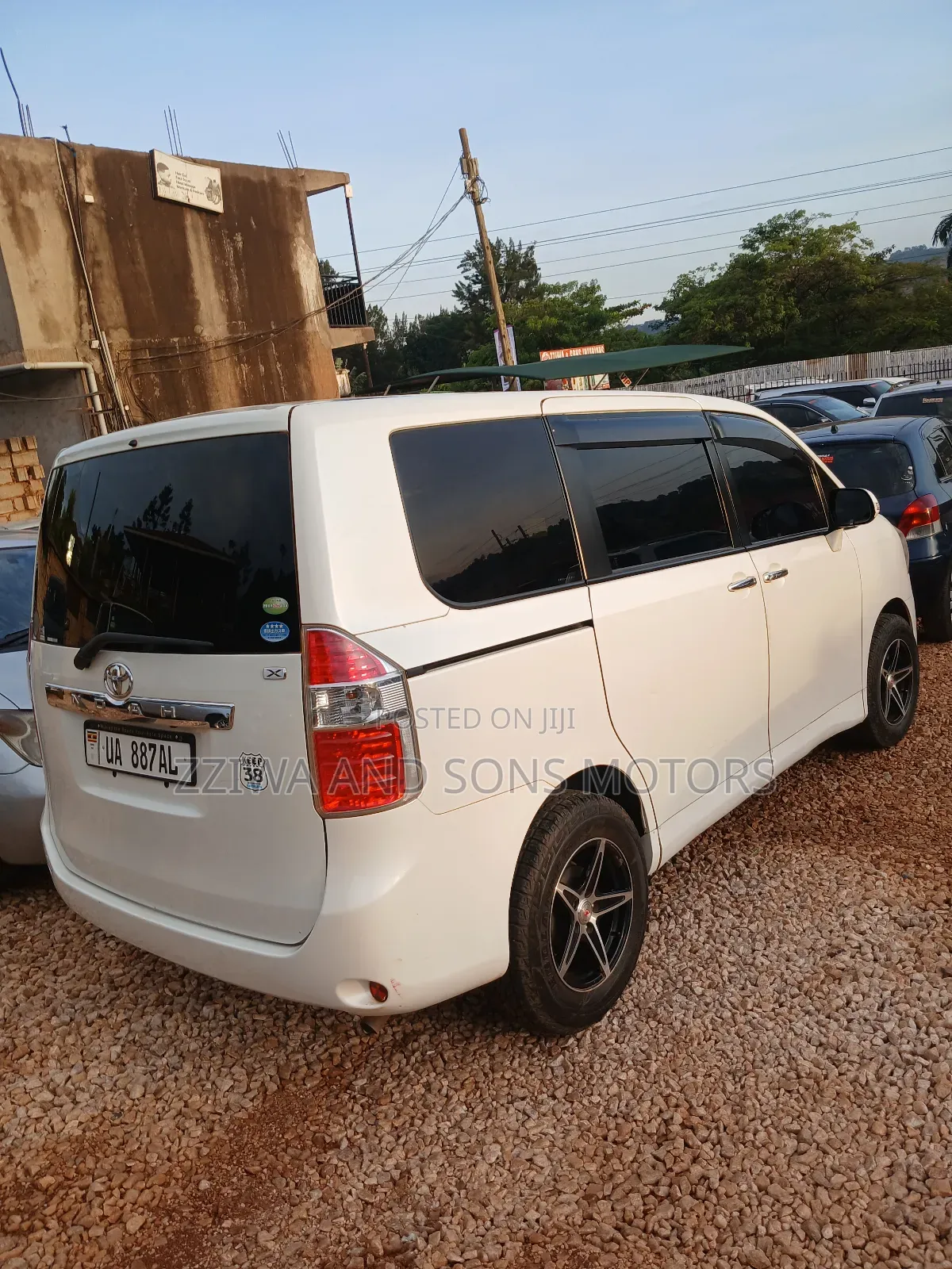 Toyota Noah 2.0 158hp FWD (8 Seater) 2013 White