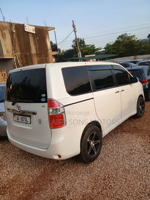 Toyota Noah 2.0 158hp FWD (8 Seater) 2013 White