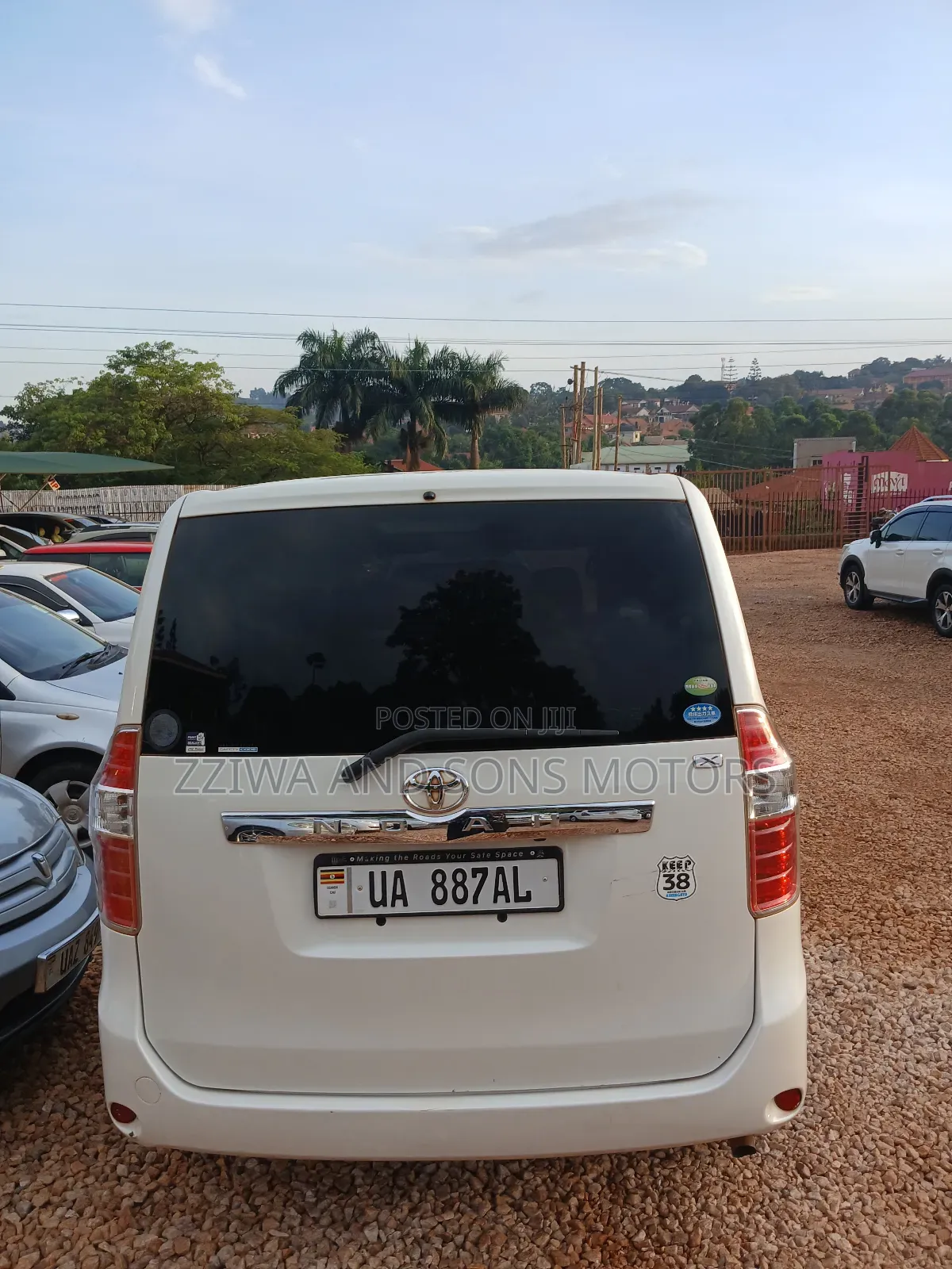 Toyota Noah 2.0 158hp FWD (8 Seater) 2013 White