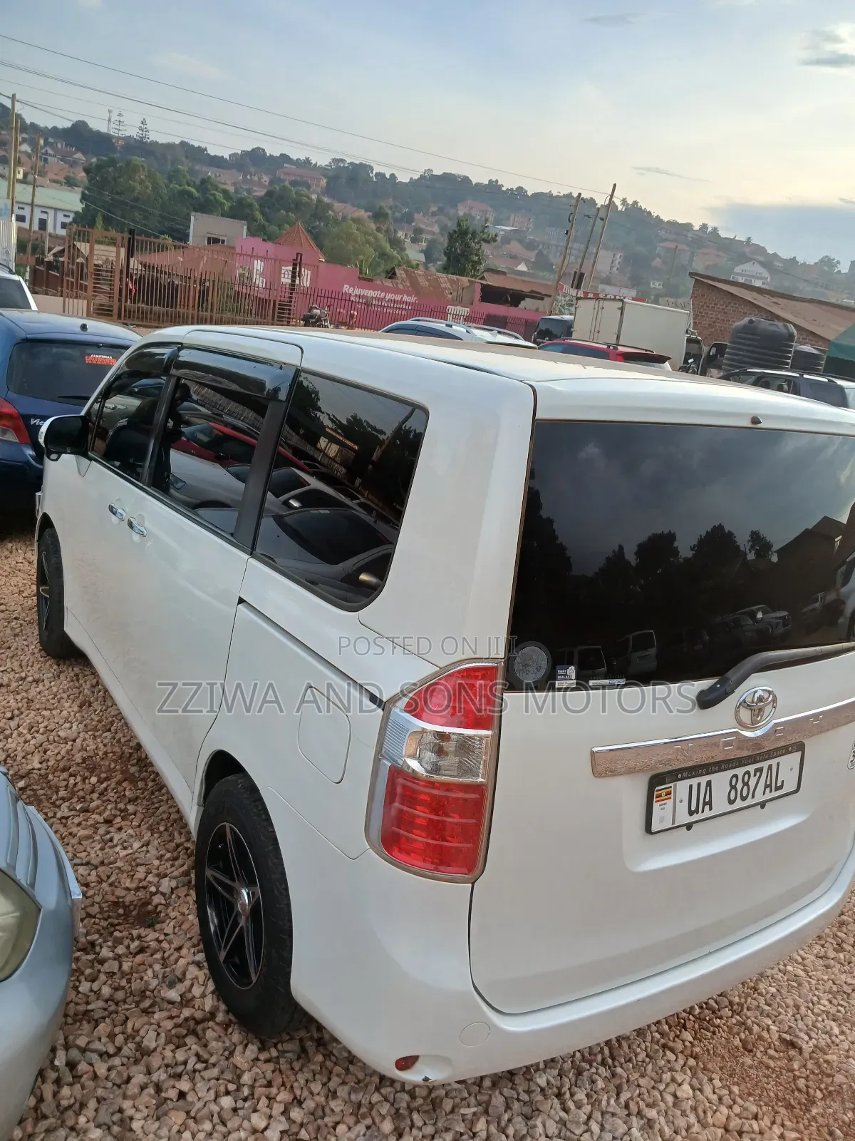 Toyota Noah 2.0 158hp FWD (8 Seater) 2013 White