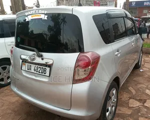 Toyota Ractis 2009 Silver