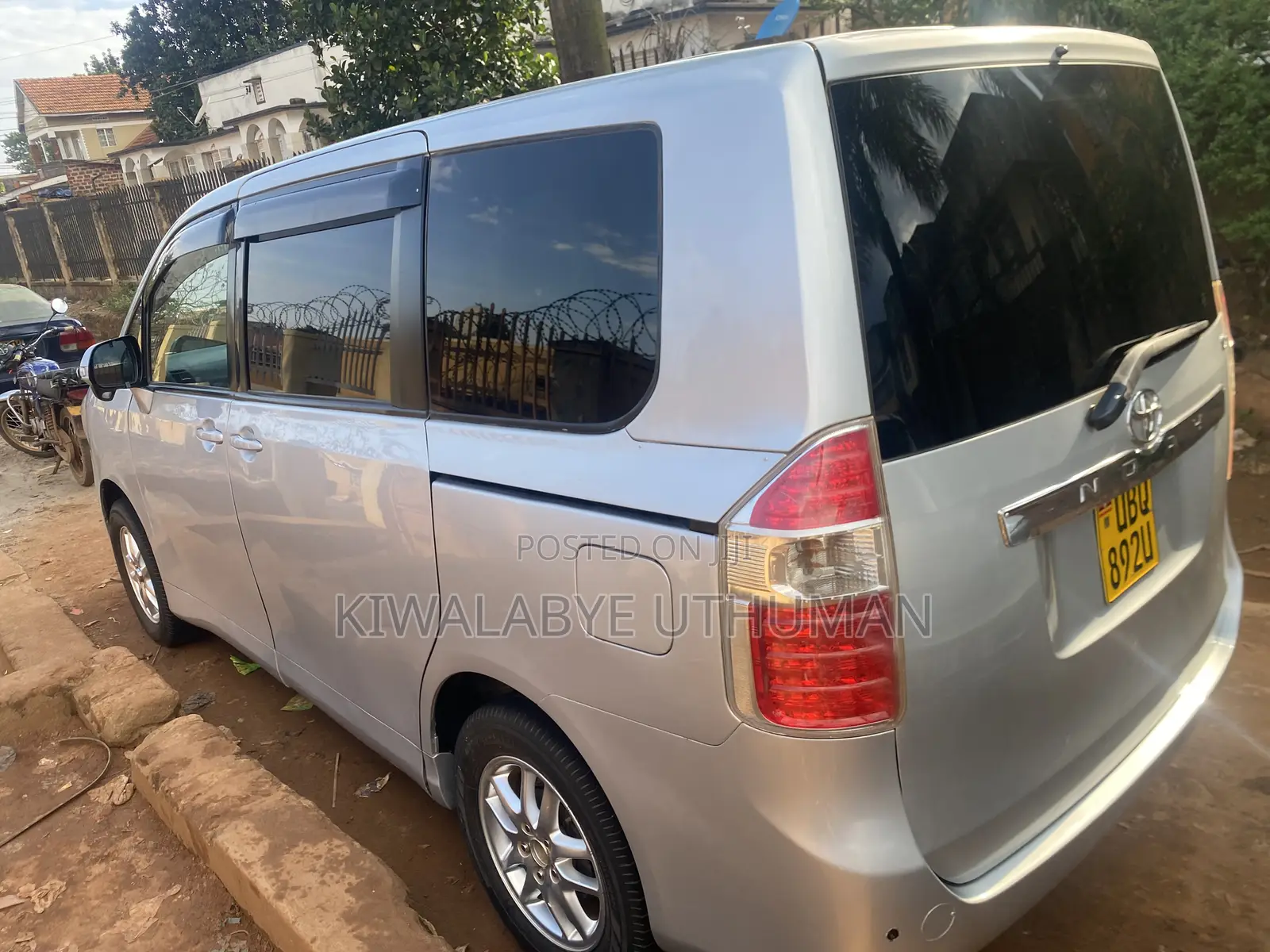 Toyota Noah 2009 Silver