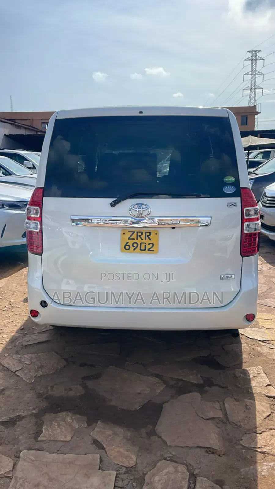 Toyota Noah 2.0 143hp AWD (7 Seater) 2013 White