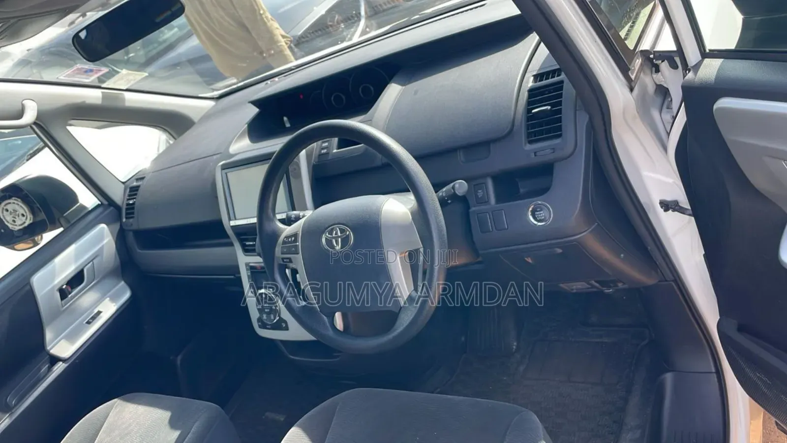 Toyota Noah 2.0 143hp AWD (7 Seater) 2013 White