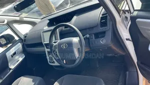 Toyota Noah 2.0 143hp AWD (7 Seater) 2013 White