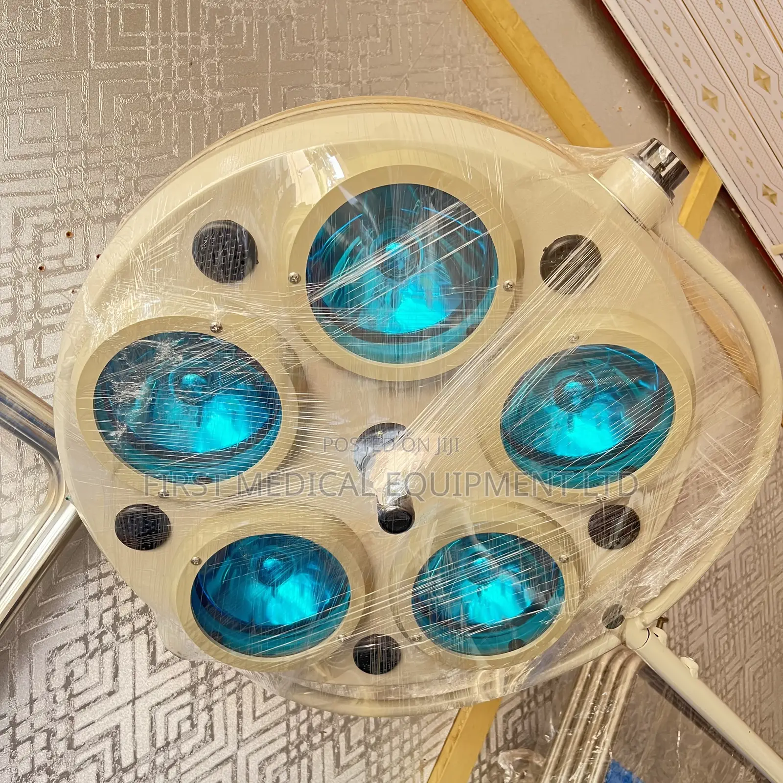 Visible Mobile Theatre Light - 5 Holes