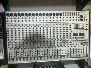 Behringer Mixer Eurodesk 24 Mixer