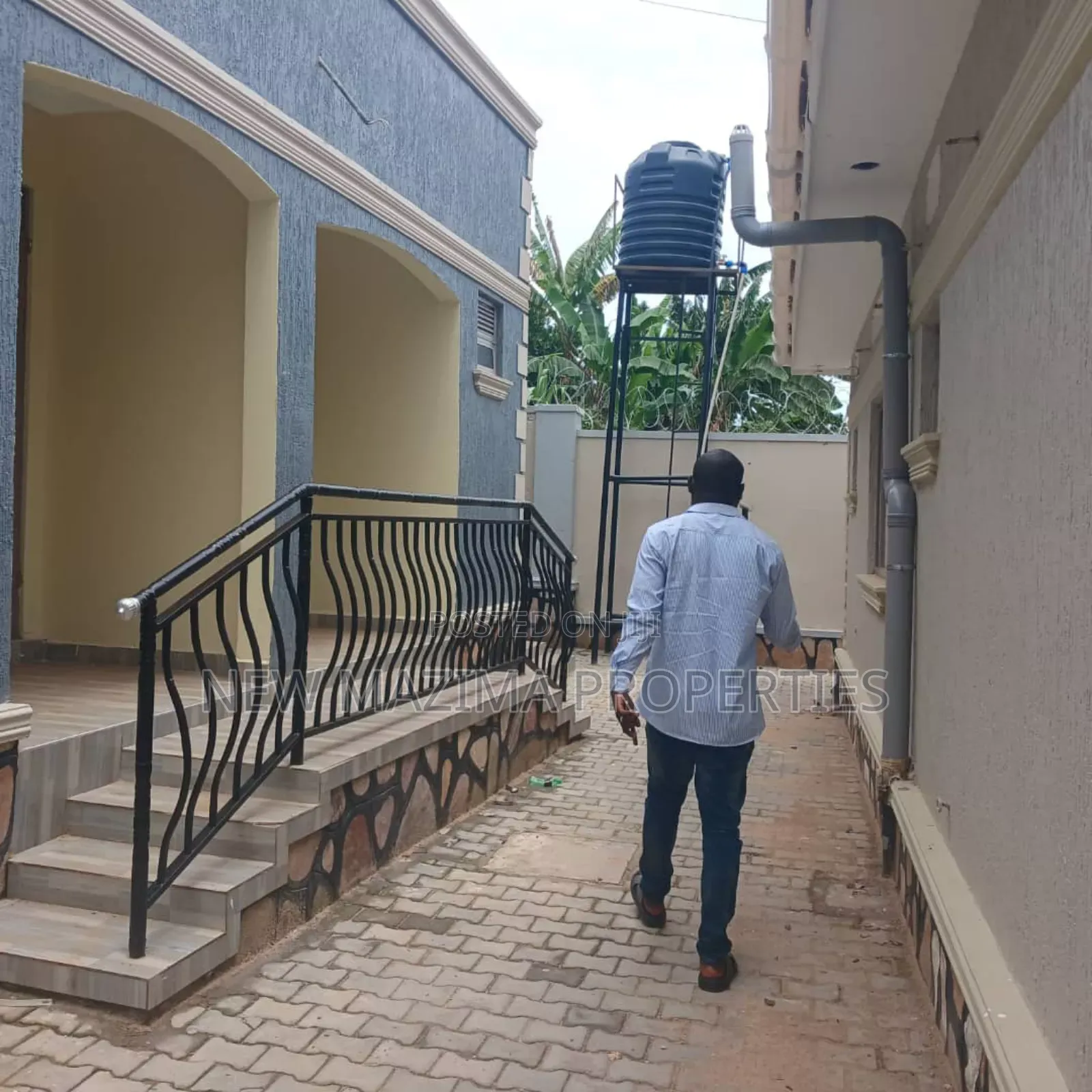 8bdrm House in Kitende Ntebe Rd, Central Division for sale