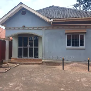8bdrm House in Kitende Ntebe Rd, Central Division for sale
