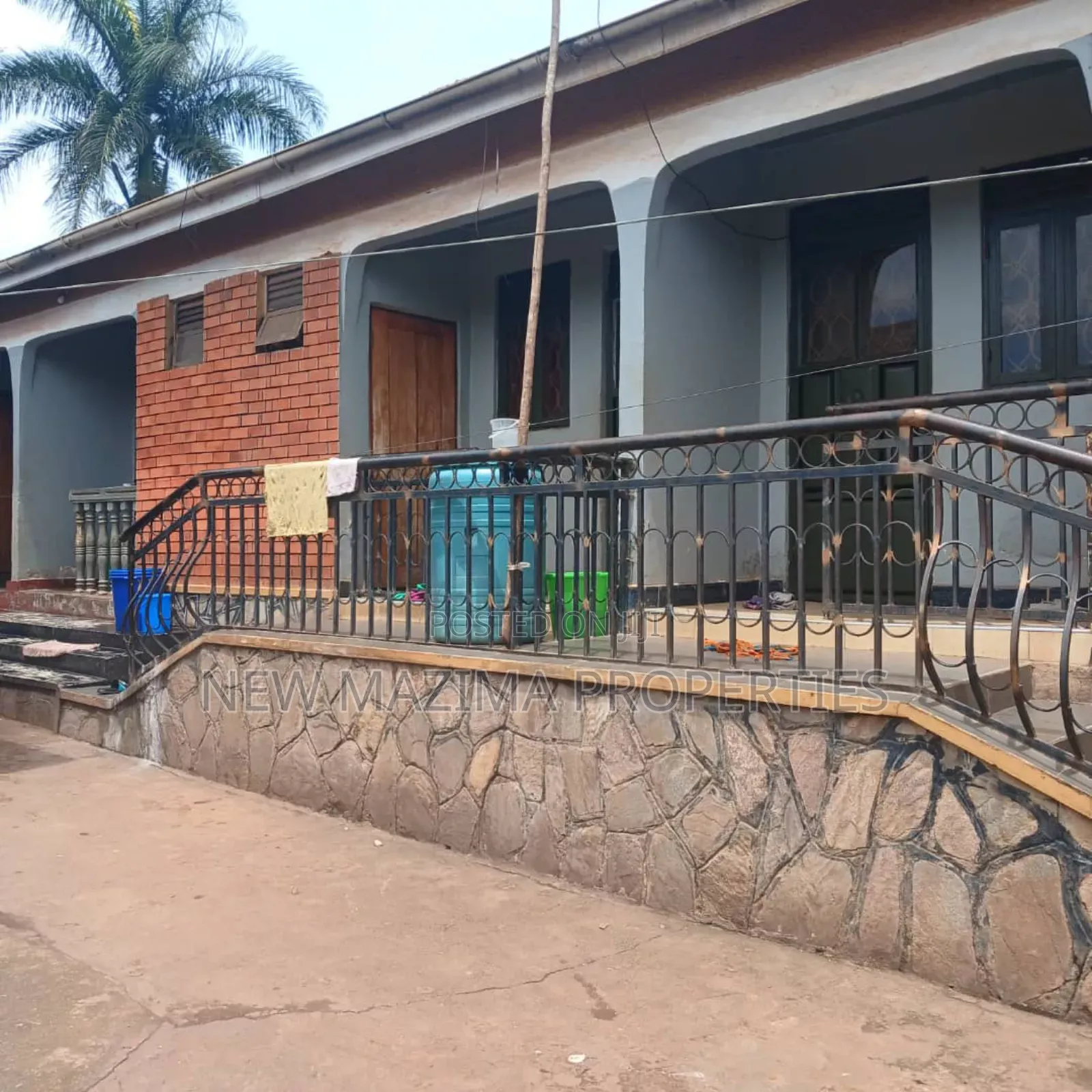 8bdrm House in Kitende Ntebe Rd, Central Division for sale