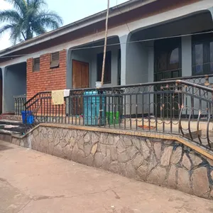 8bdrm House in Kitende Ntebe Rd, Central Division for sale