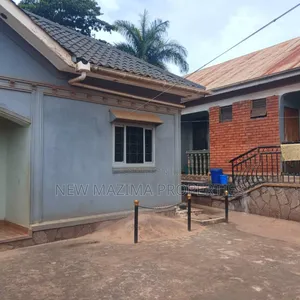 8bdrm House in Kitende Ntebe Rd, Central Division for sale
