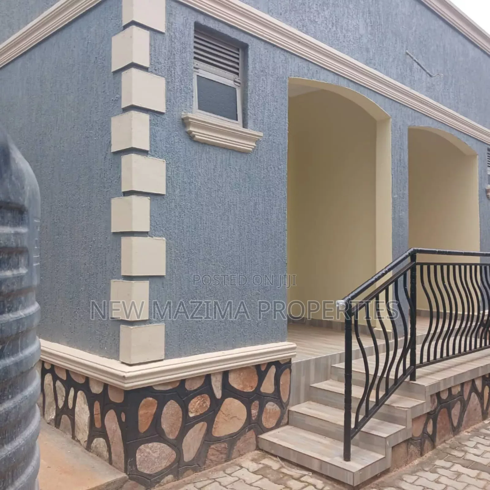 8bdrm House in Kitende Ntebe Rd, Central Division for sale