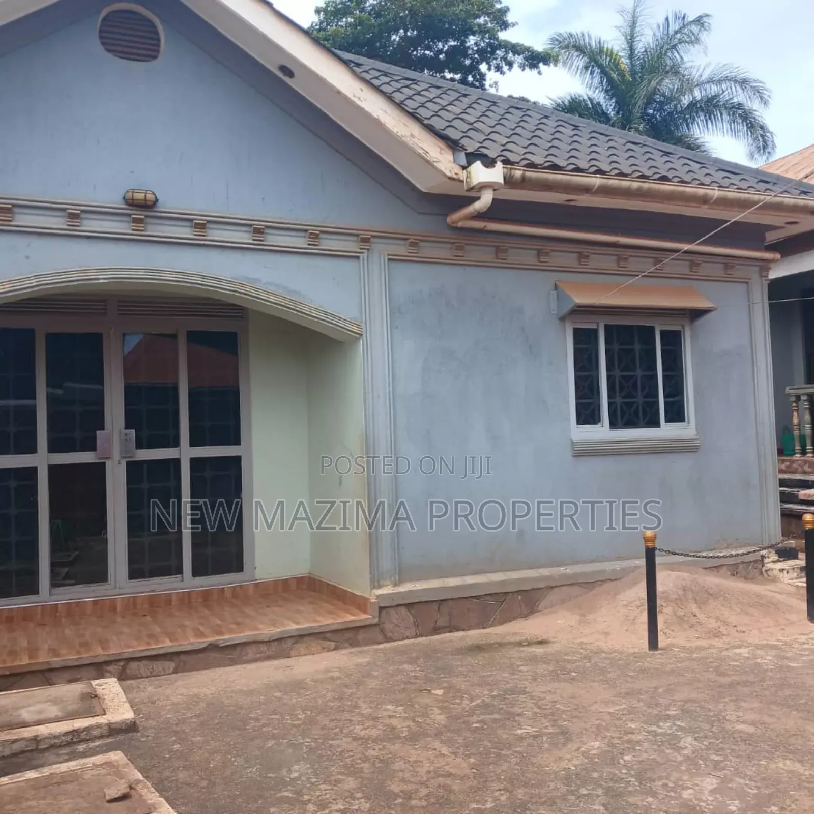 8bdrm House in Kitende Ntebe Rd, Central Division for sale