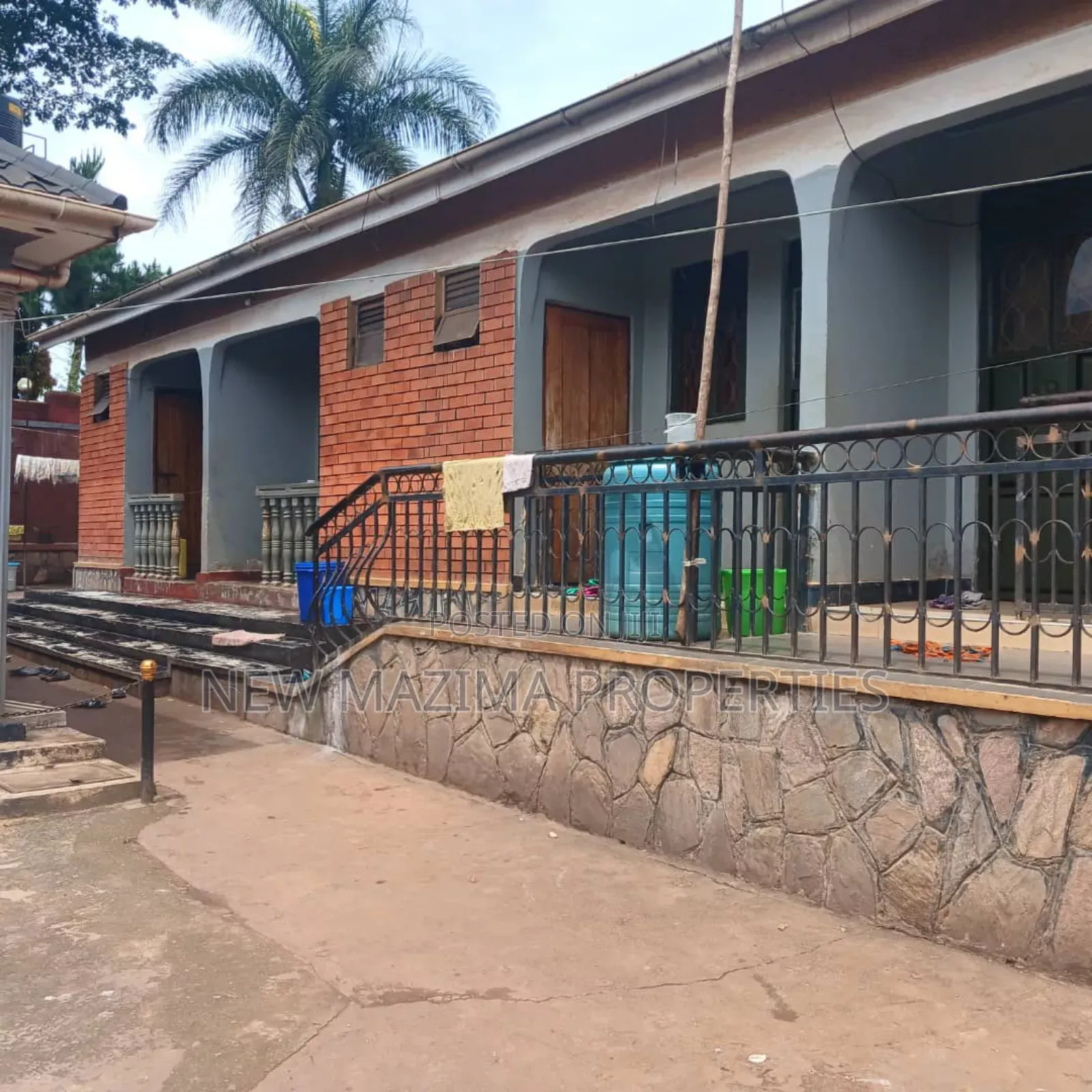 8bdrm House in Kitende Ntebe Rd, Central Division for sale