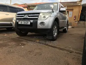 Mitsubishi Pajero 2010 Silver