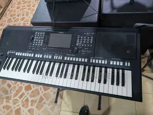 Yamaha PSR S775
