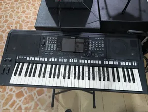 Yamaha PSR S775