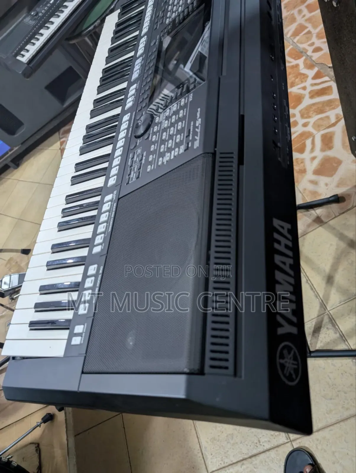 Yamaha PSR S775
