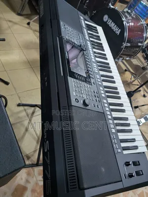 Yamaha PSR S775
