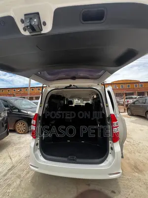 Toyota Noah 2.0 143hp AWD (8 Seater) 2012 White