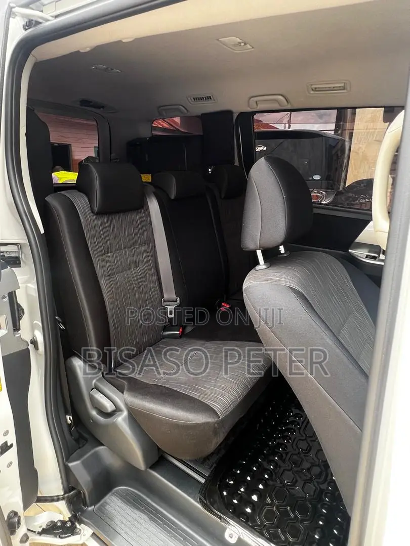 Toyota Noah 2.0 143hp AWD (8 Seater) 2012 White