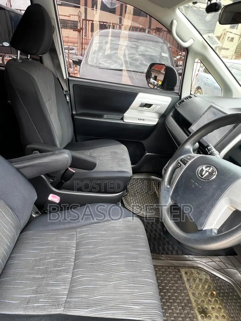 Toyota Noah 2.0 143hp AWD (8 Seater) 2012 White