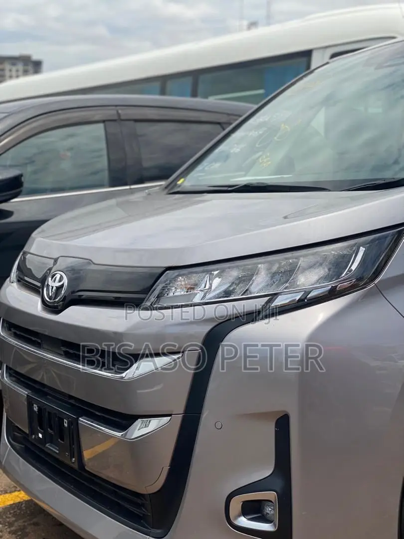 Toyota Noah 2022 Silver