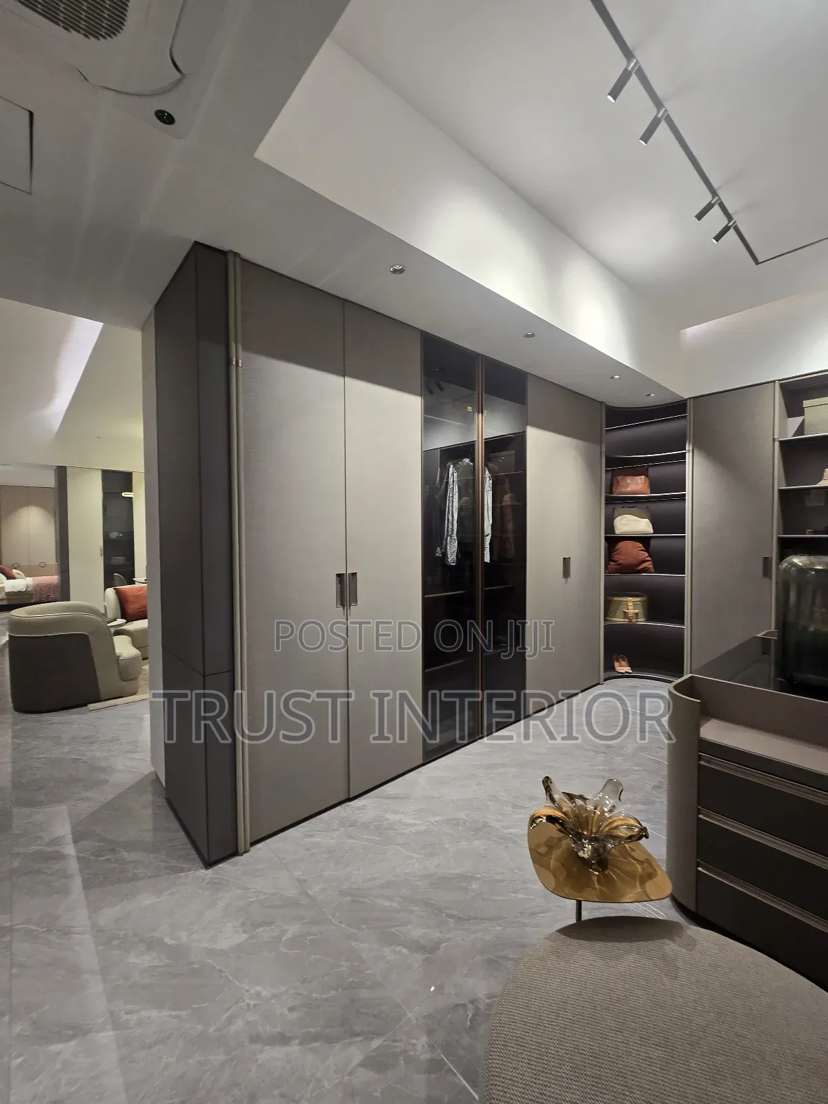 Excutive Closet 789