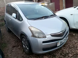 Toyota Ractis 2010 Silver
