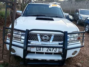 Nissan DoubleCab 2005 White