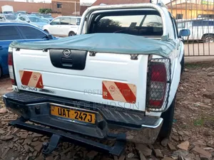 Nissan DoubleCab 2005 White