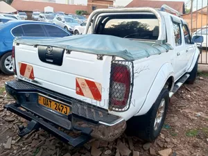 Nissan DoubleCab 2005 White