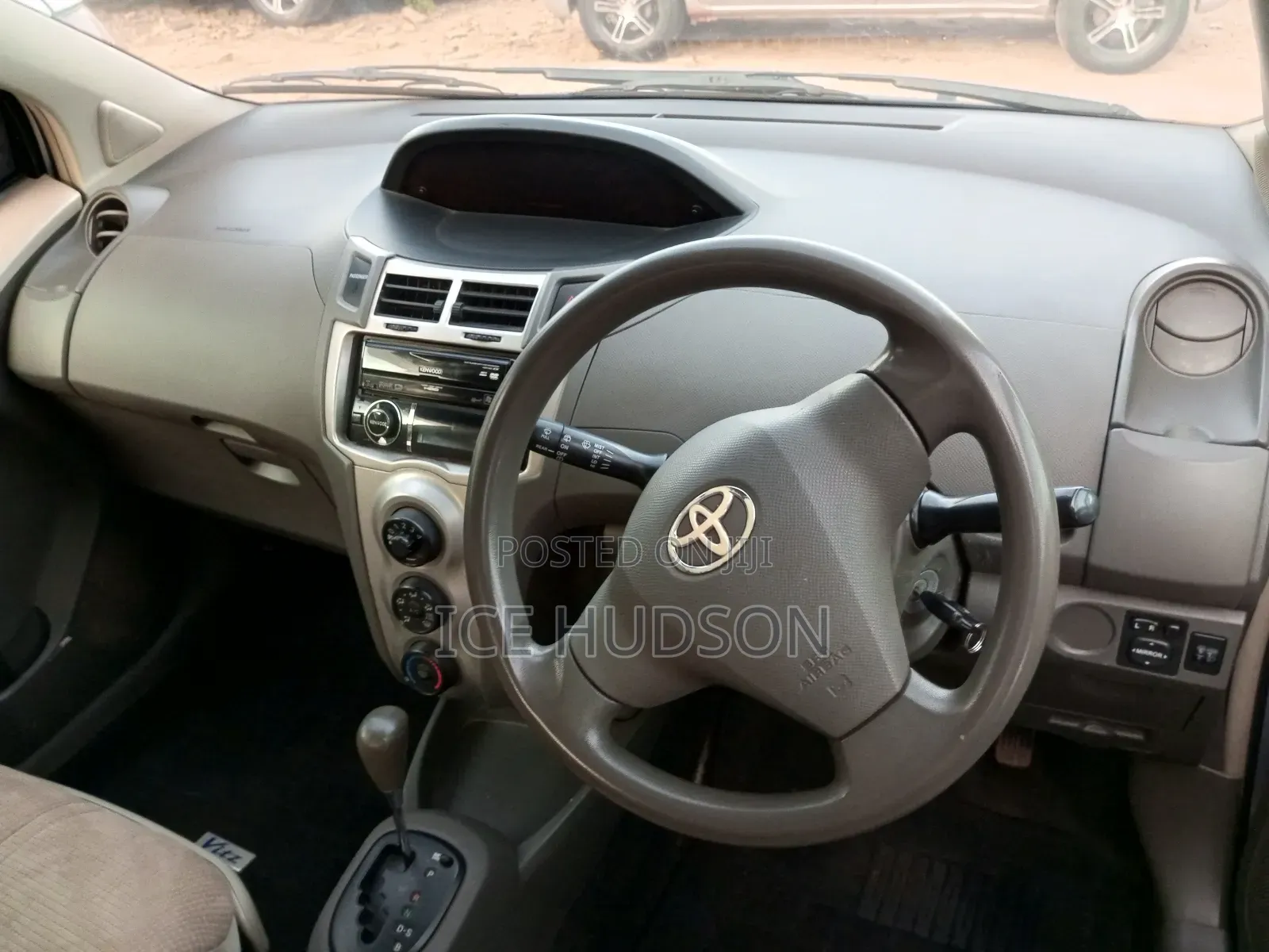 Toyota Vitz 2009 Silver