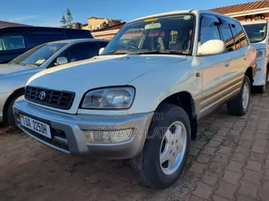 Toyota RAV4 Automatic 2000 White